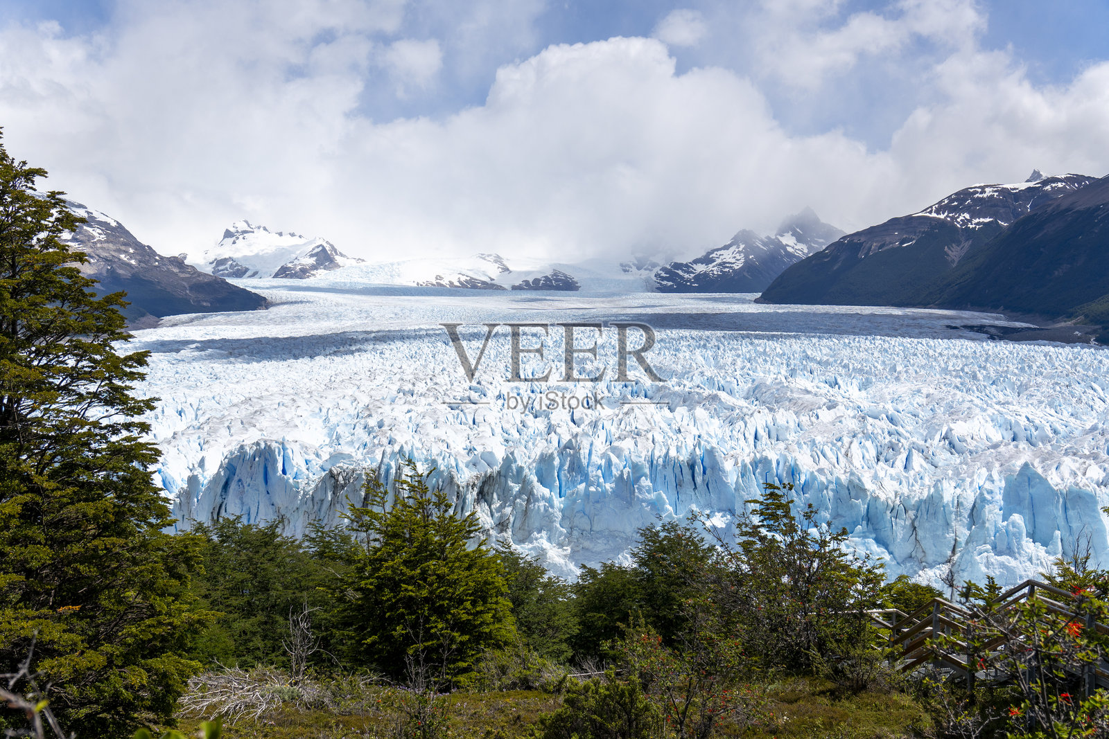 佩里托莫雷诺冰川是位于阿根廷巴塔哥尼亚洛斯格拉西亚雷斯国家公园的一座巨大冰川。它以不断前进而闻名，冰块不断崩裂并坠入下方的湖泊中。照片摄影图片