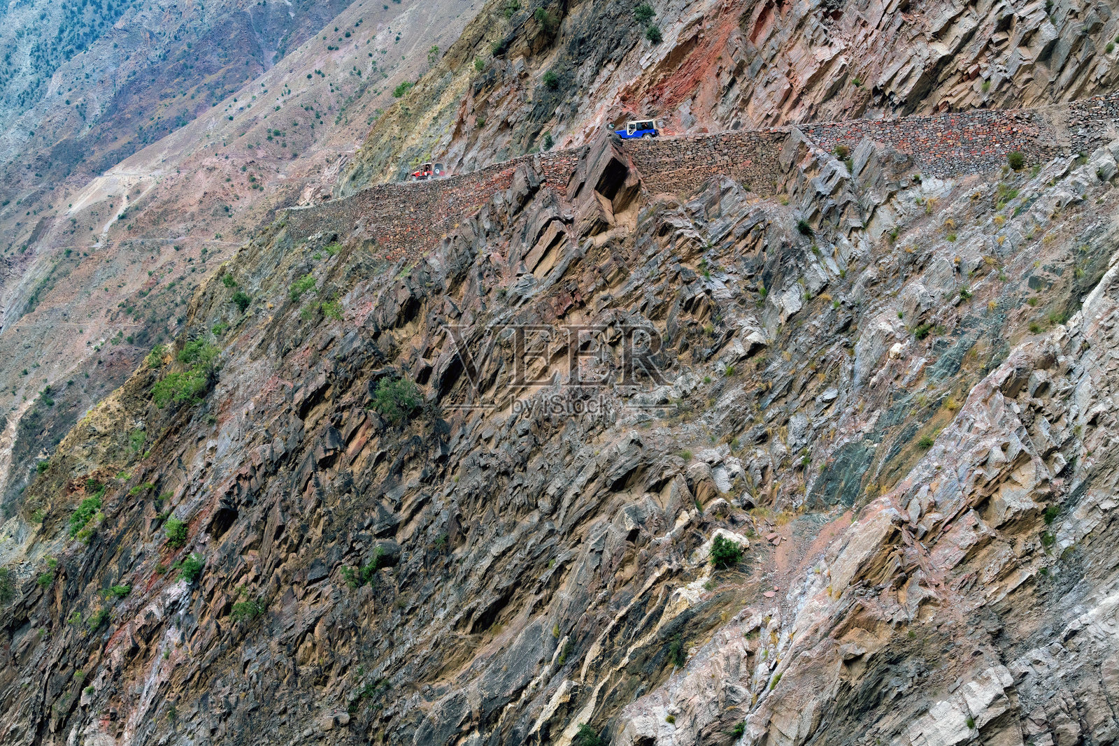 2024年8月，通往巴基斯坦南迦帕尔巴特大本营的仙女草甸悬崖道路照片摄影图片