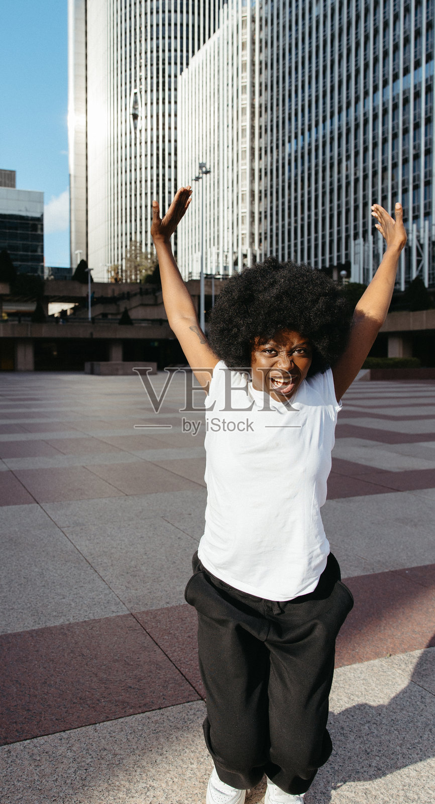 充满活力的年轻非洲女性在城市风景中跳舞照片摄影图片