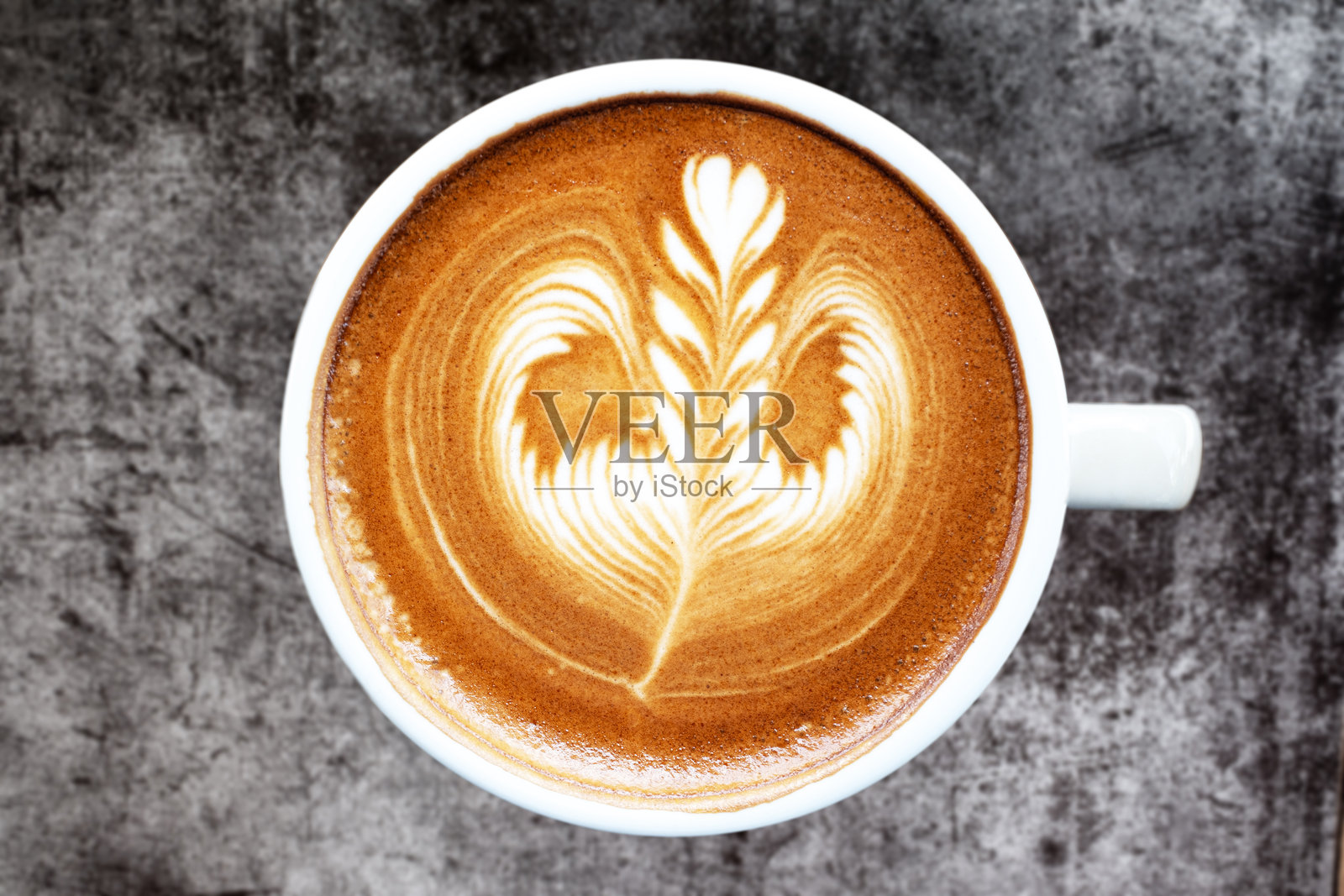 陶瓷咖啡杯中的罗塞塔图案拿铁艺术，木桌上的俯视图照片摄影图片