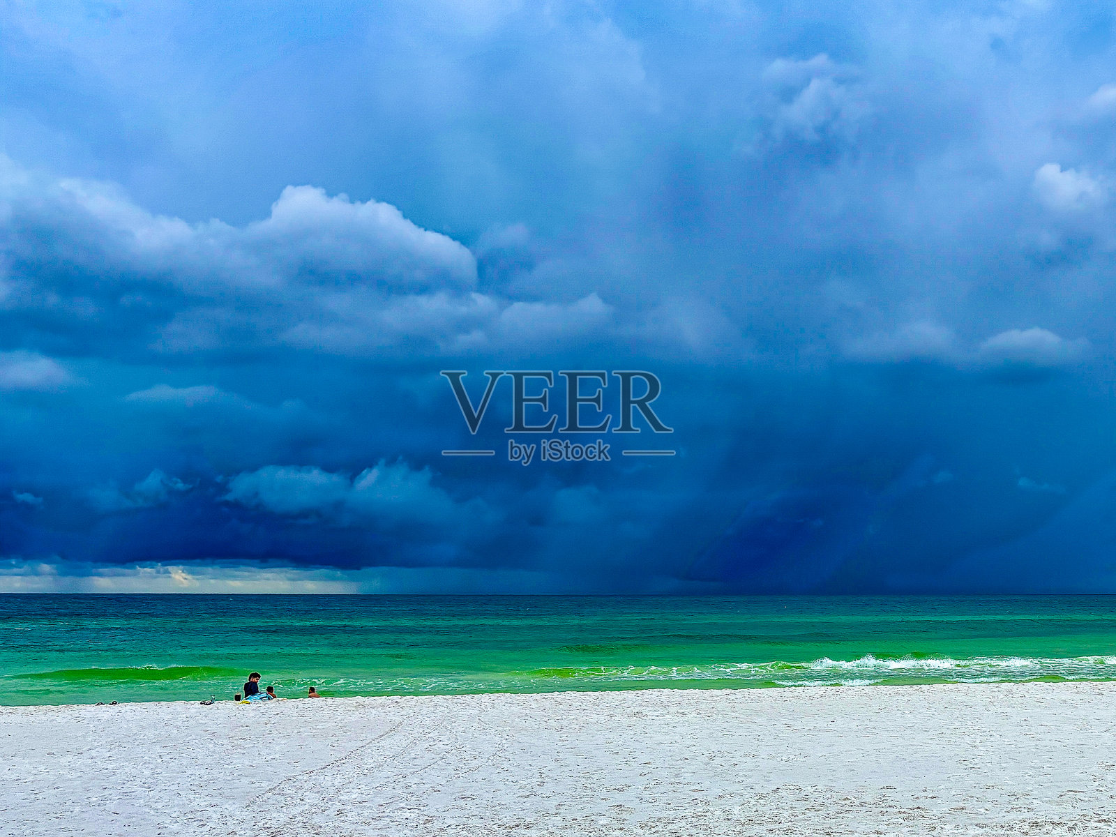 幽美的海岸：在佛罗里达阴郁天空下的风暴亲吻的翡翠海岸照片摄影图片