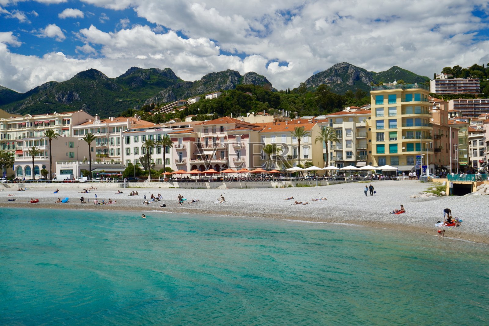 法国南部的海滩边照片摄影图片