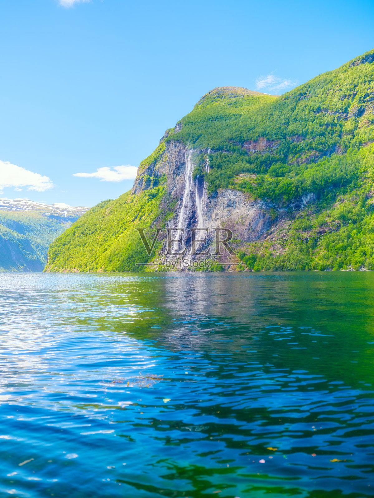 七姐妹瀑布，盖朗厄尔峡湾，挪威。峡湾中的自然风光。在挪威峡湾旅行。斯堪的纳维亚。挪威夏季的度假与旅行。背景，壁纸，明信片。照片摄影图片