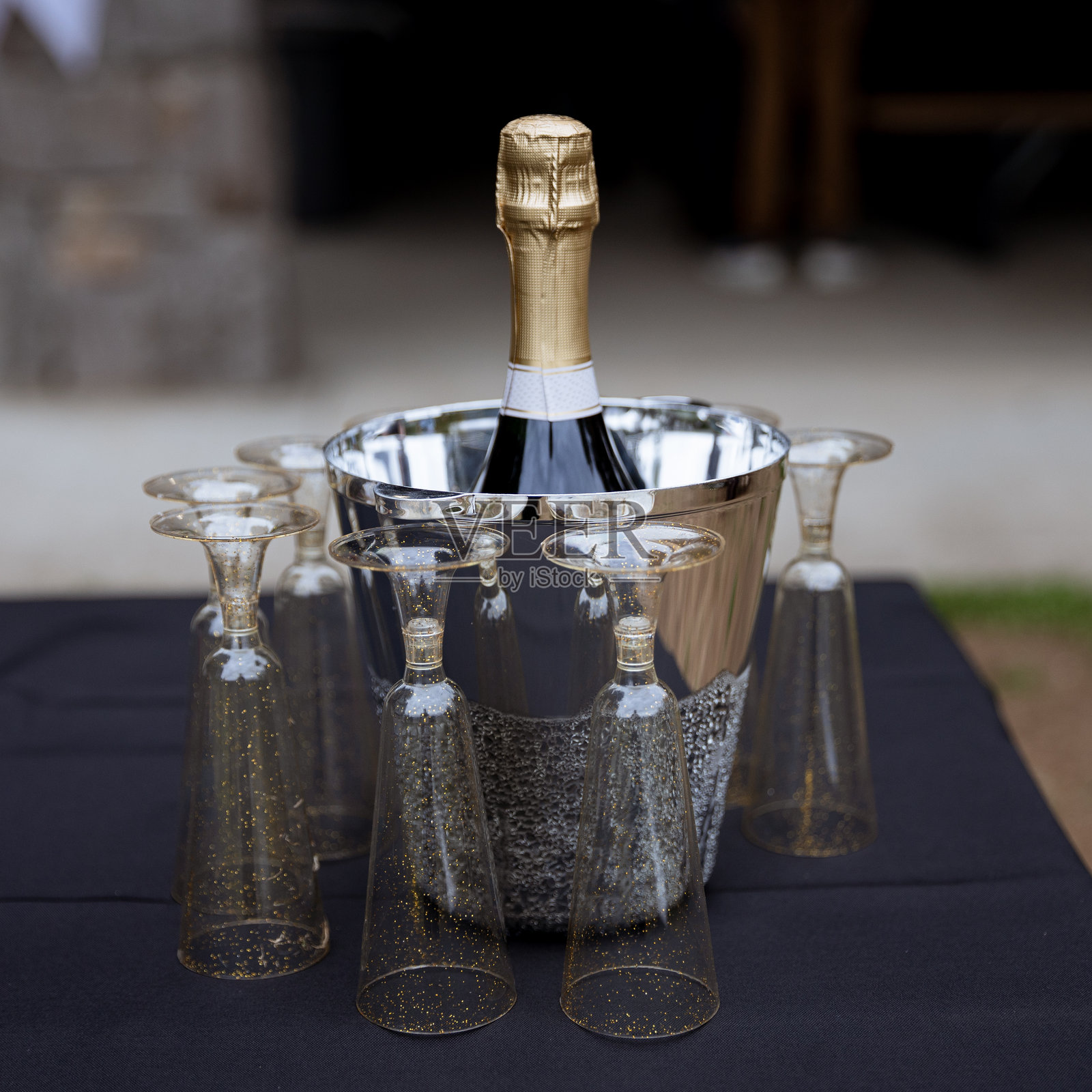 冰桶中的香槟和香槟杯照片摄影图片