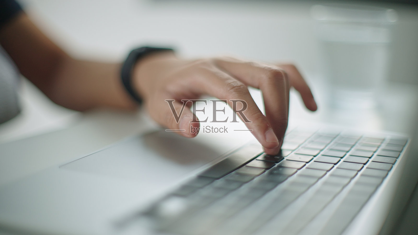 受伤的男子在使用笔记本电脑。照片摄影图片