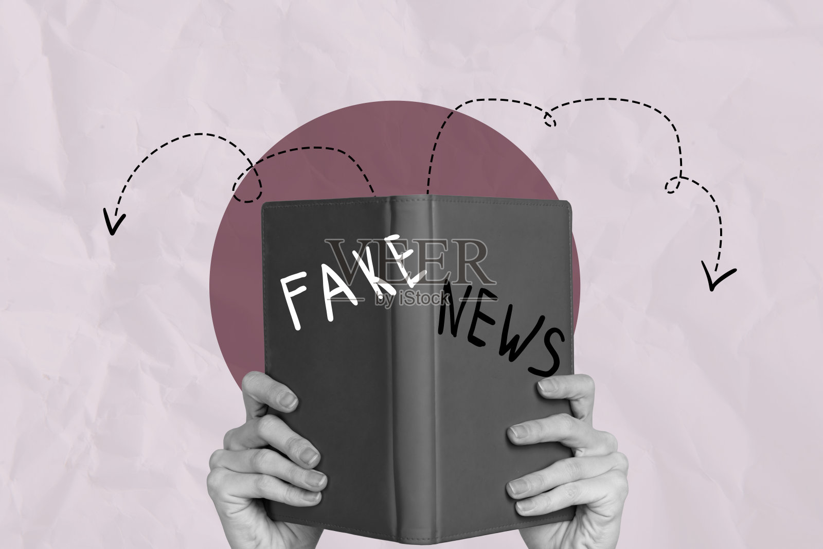 粉色背景上纸质书封面的假新闻短语波普艺术拼贴画照片摄影图片