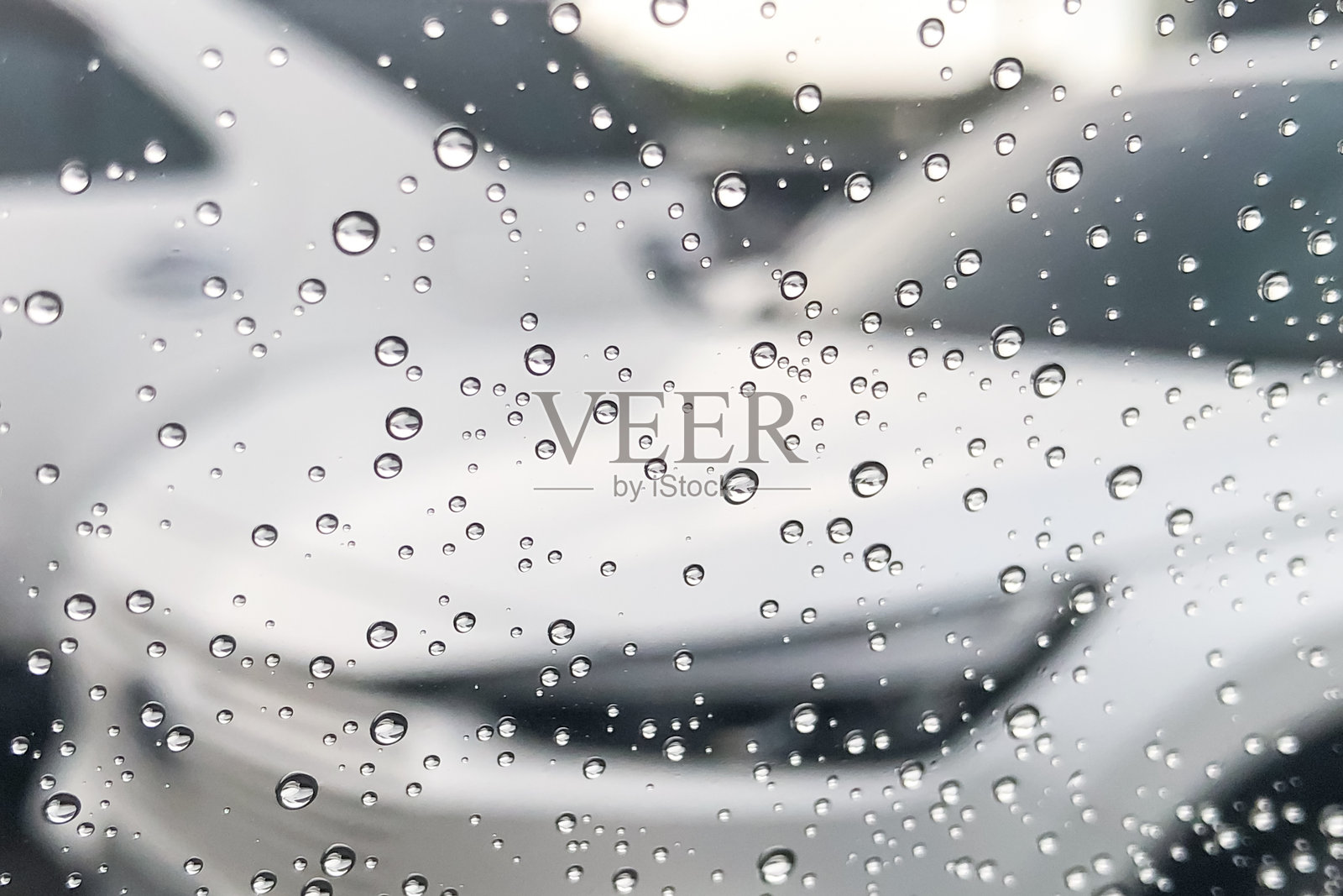 车窗上的雨滴。照片摄影图片