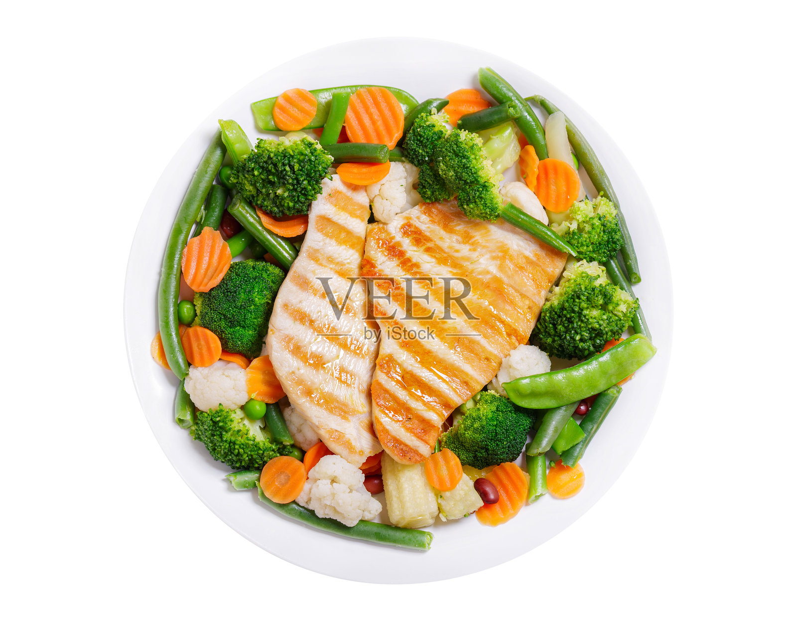 白色背景上放着一盘烤火鸡和混合蒸蔬菜照片摄影图片