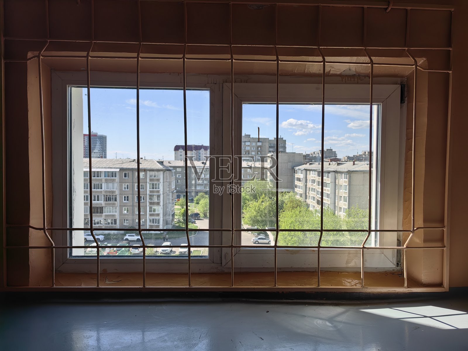 城市社区白天在晴朗蓝天下的安全窗户视角特写。照片摄影图片