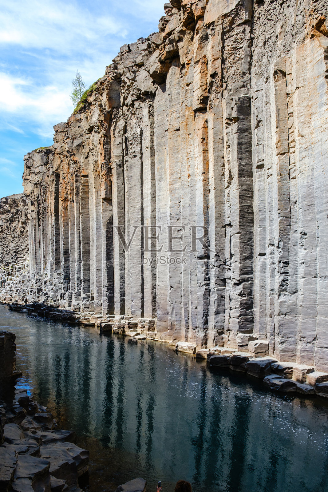 探索冰岛壮丽的斯图达基尔峡谷，欣赏独特的玄武岩柱和宁静的水域照片摄影图片