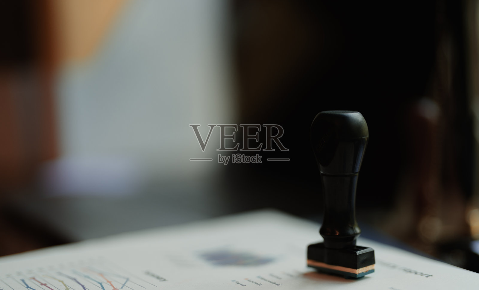 带有印章的批准文件放在办公桌上照片摄影图片