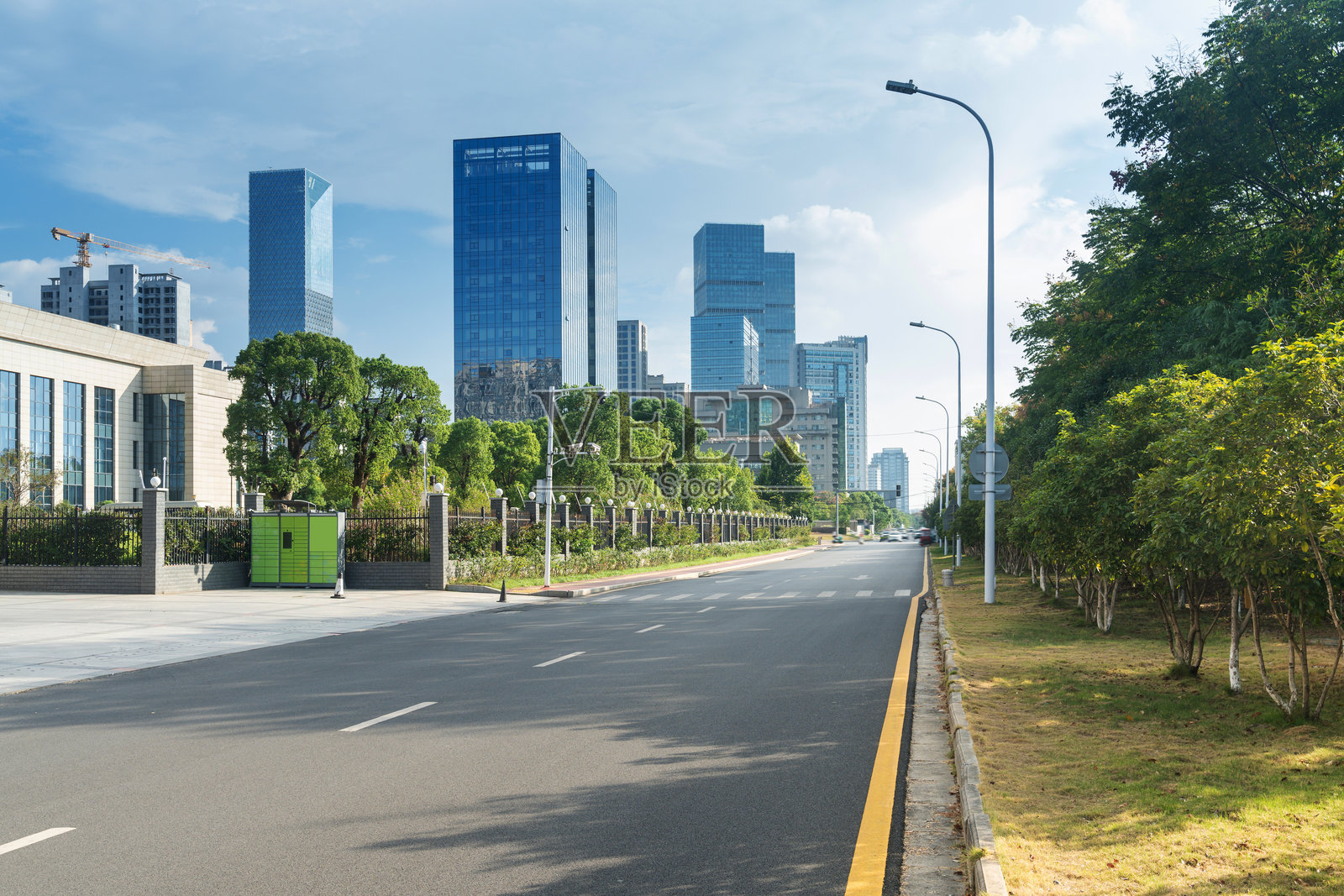 城市中空荡荡的街道和建筑照片摄影图片