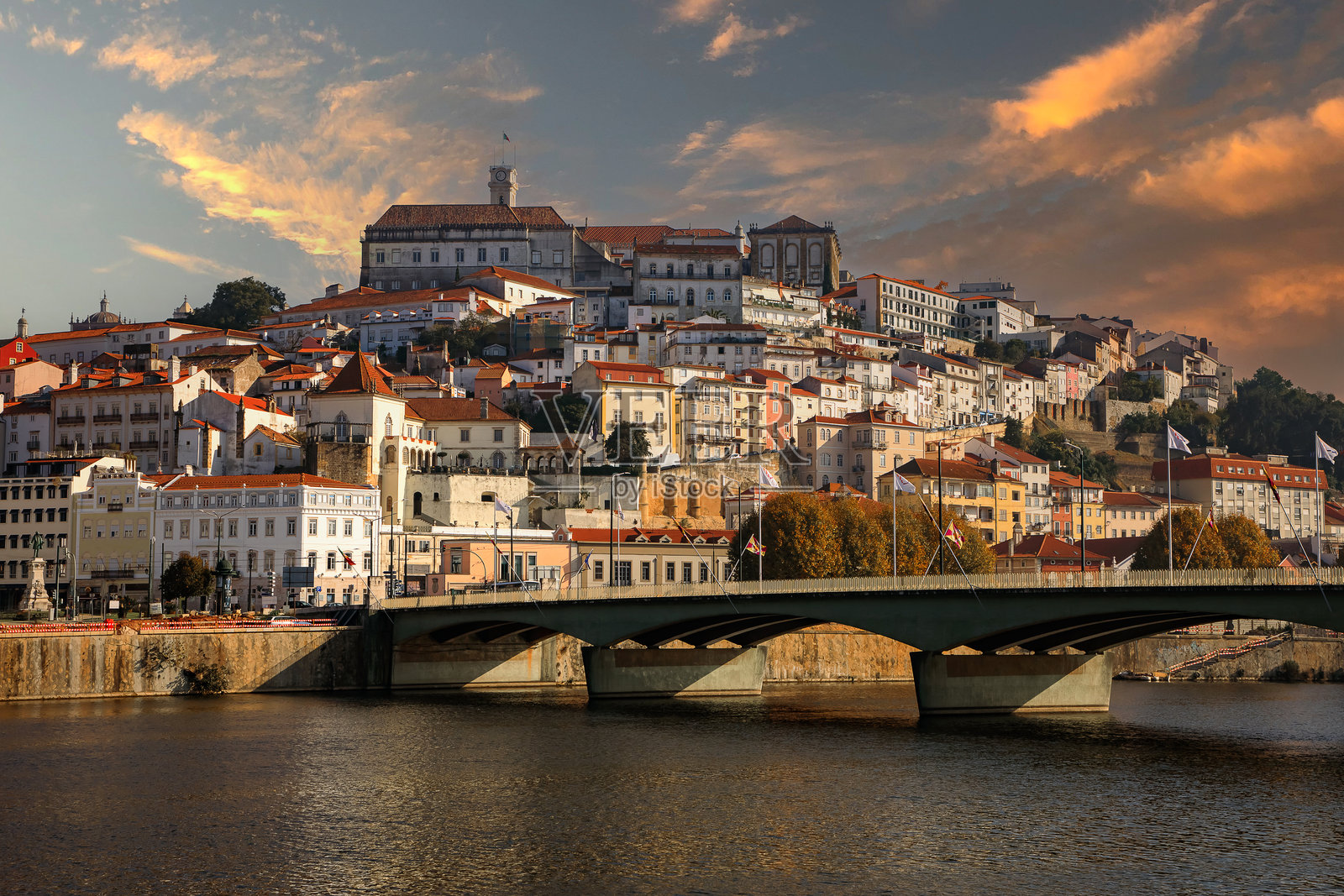 葡萄牙科英布拉的历史城市风光在日落时分照片摄影图片