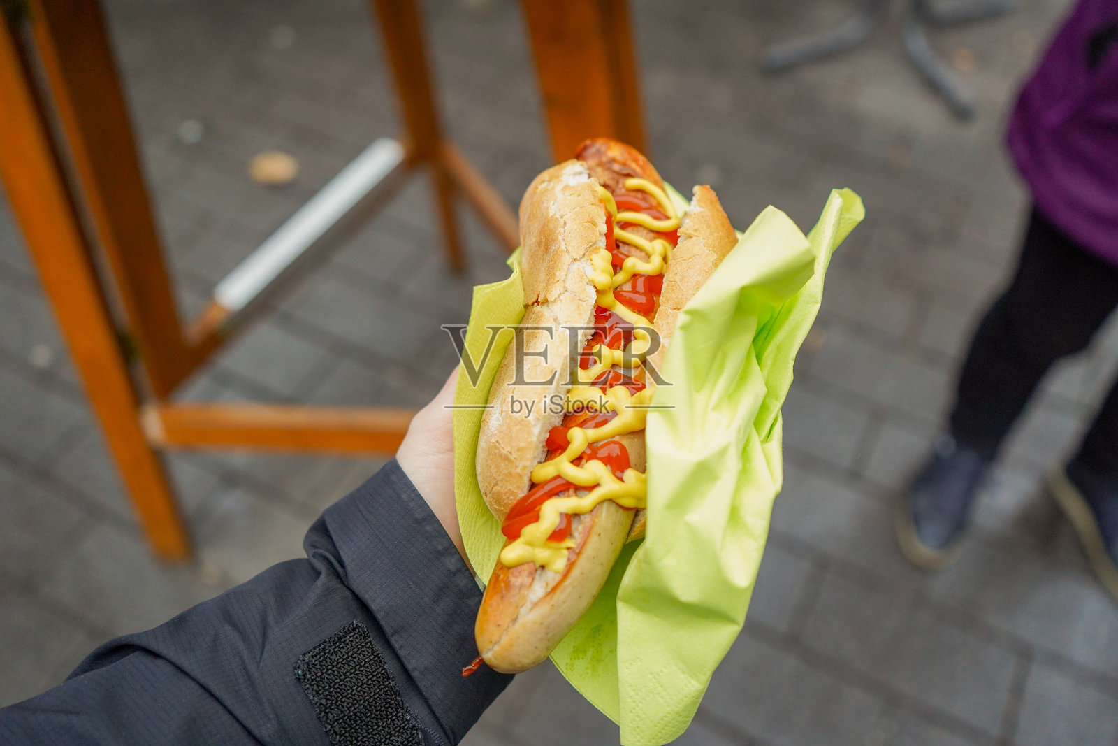 香肠配番茄酱和芥末照片摄影图片