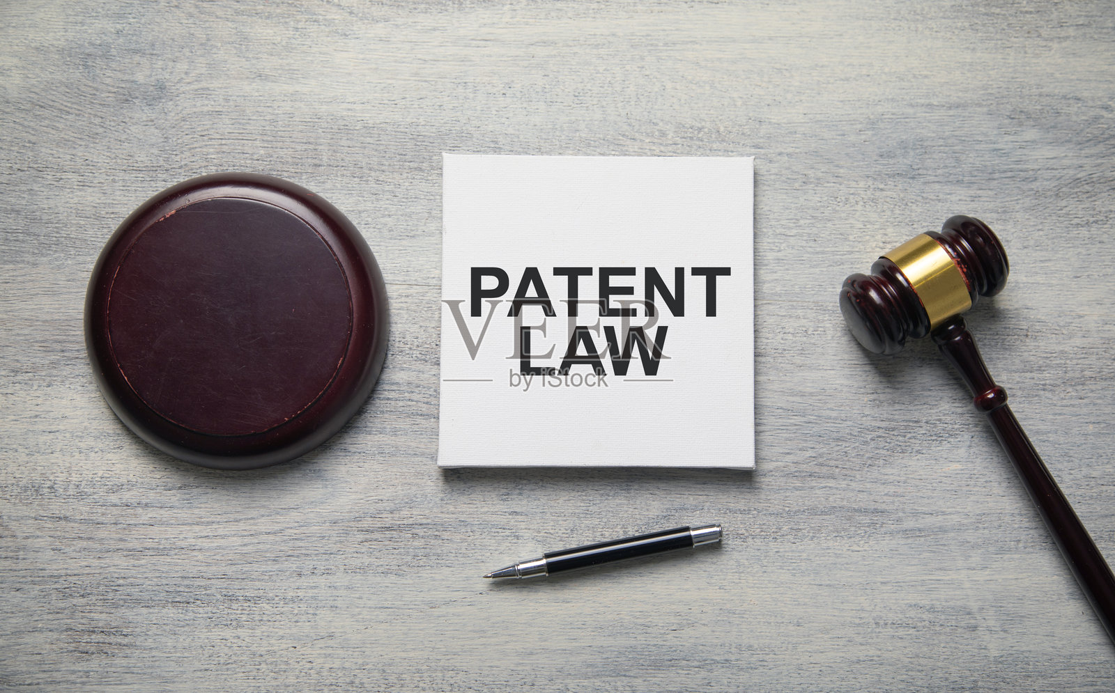 专利法文本与法官的法槌。照片摄影图片