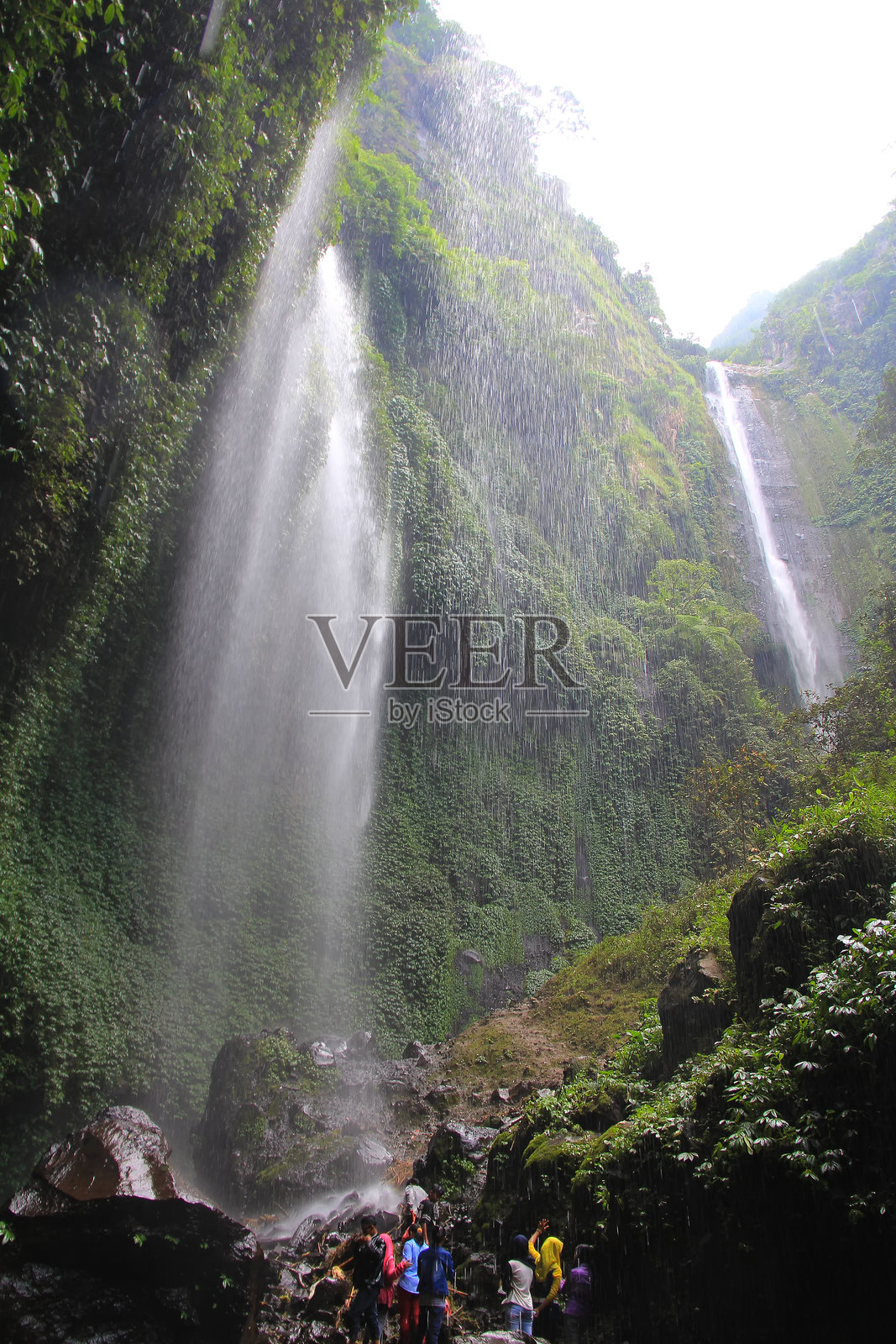马达卡里普拉瀑布位于国家公园，是爪哇岛最高的瀑布。印尼旅行和假期的自然风景背景，旅游景点。照片摄影图片
