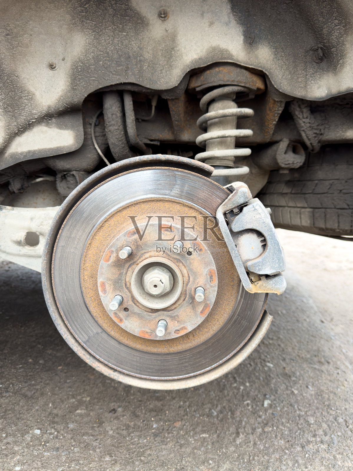 一辆车的后轮缺少刹车卡钳照片摄影图片