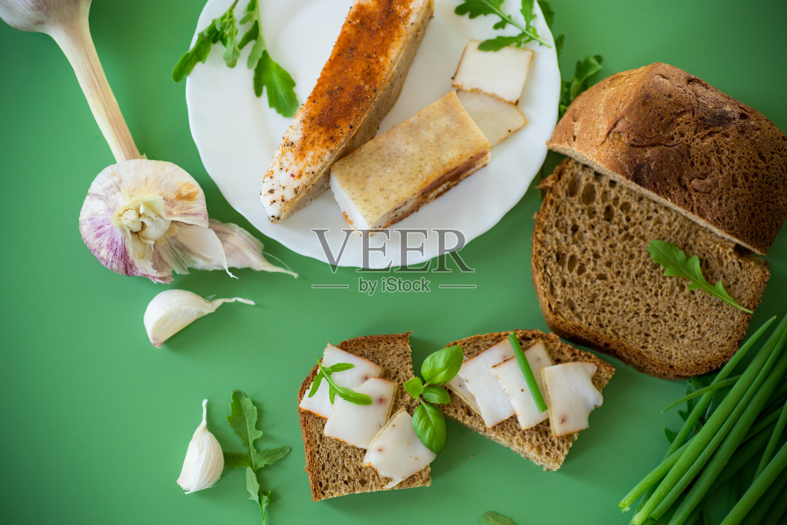 经典乌克兰小吃，配以绿叶蔬菜和自制猪油照片摄影图片