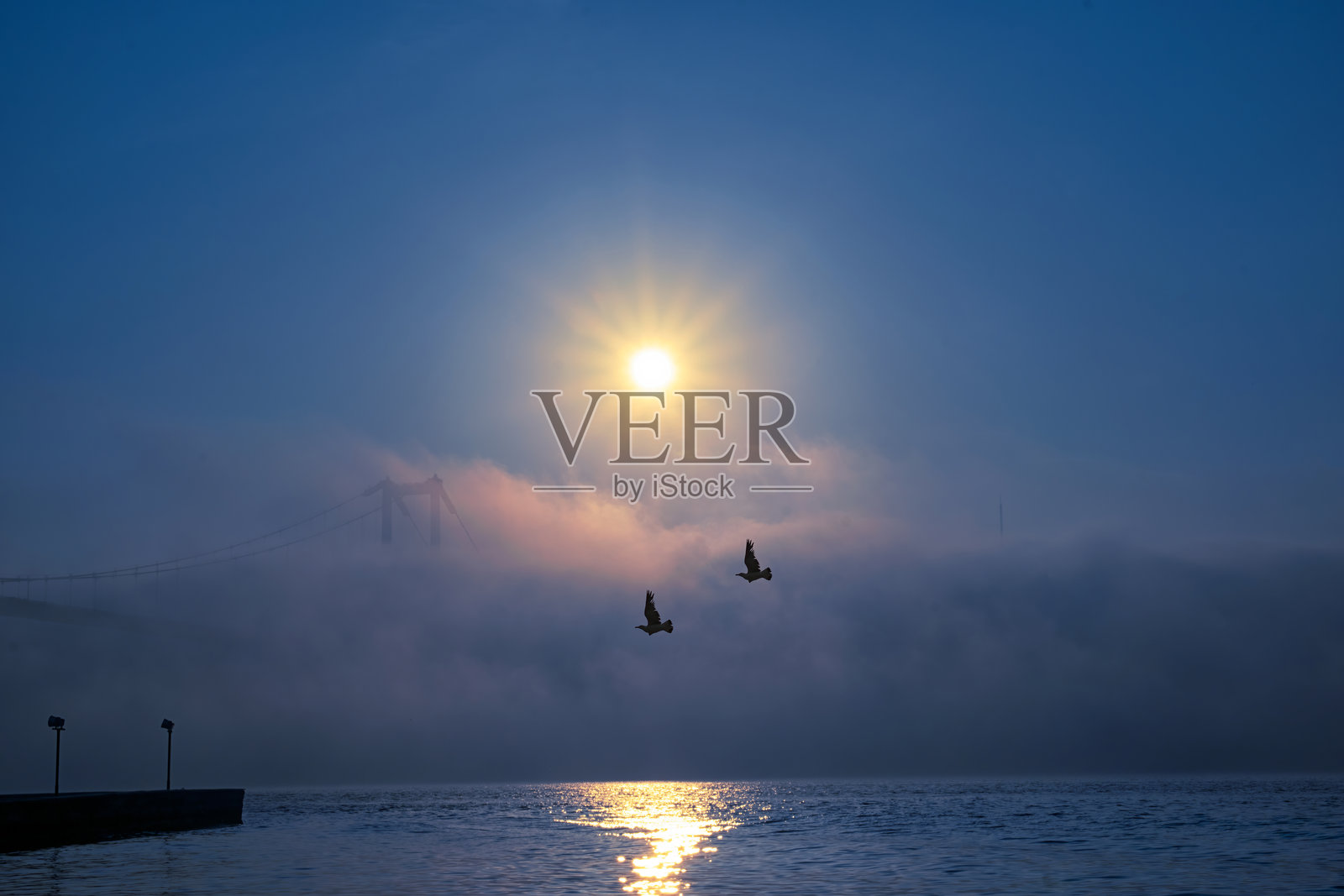 奥尔塔科伊清真寺和15号烈士桥的雾霭晨景照片摄影图片