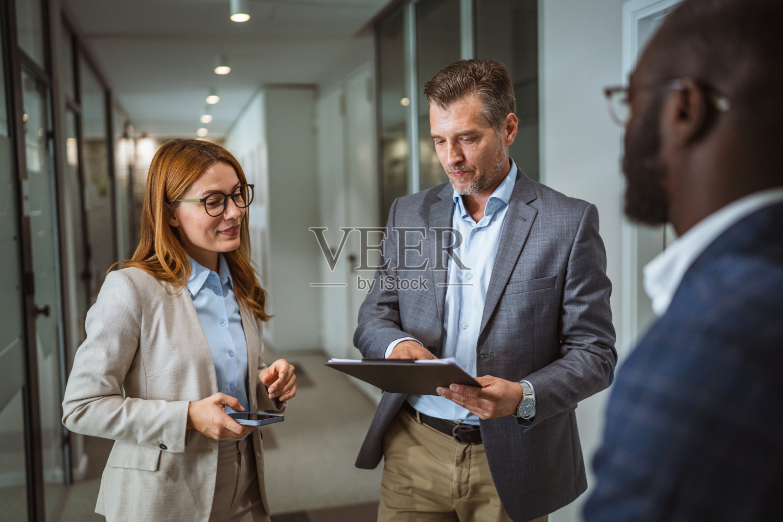 白人商务人士与非裔美国同事讨论照片摄影图片