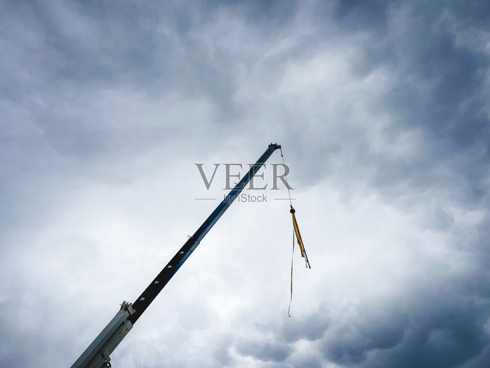 高空中的工业起重机照片摄影图片