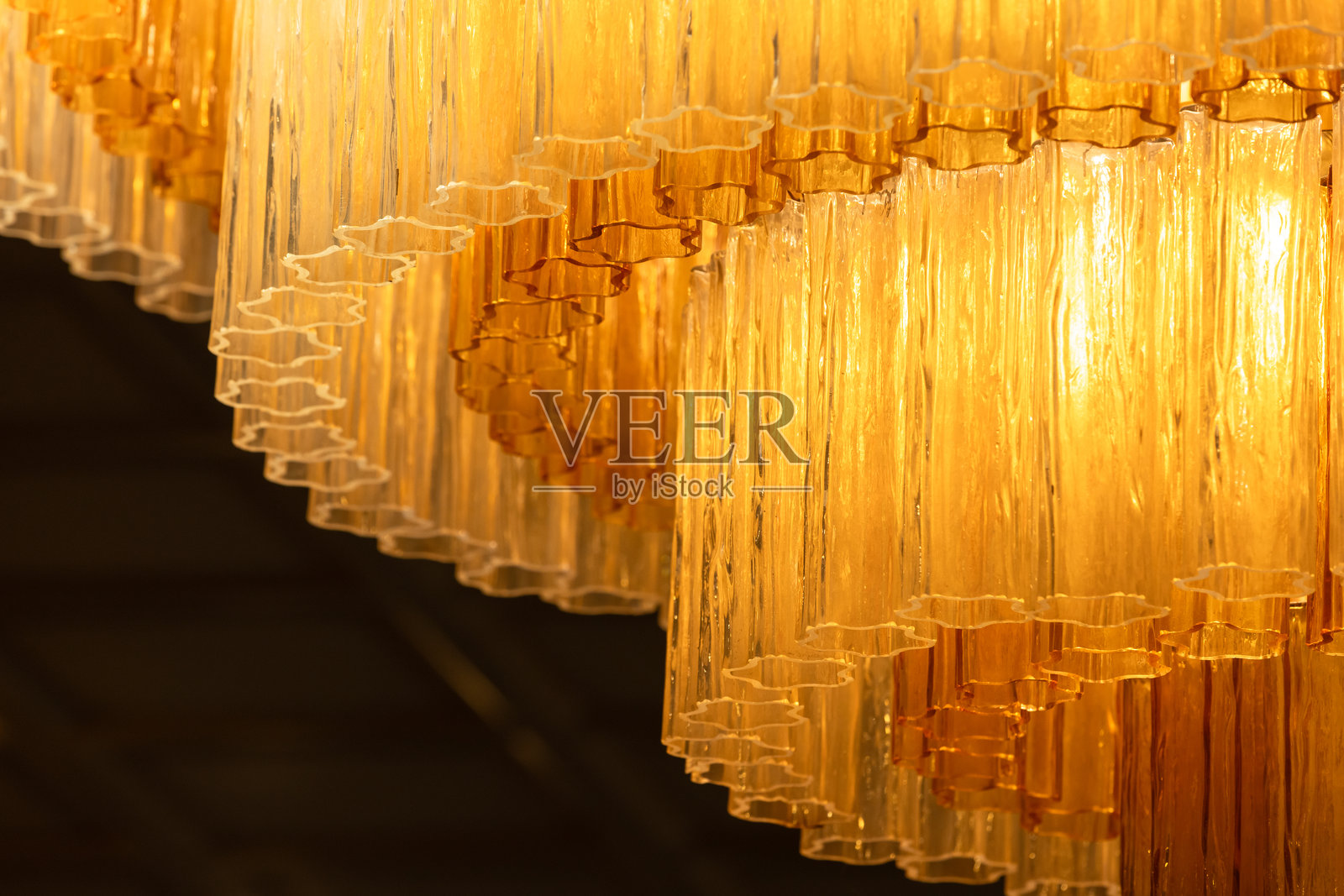 优雅的特写镜头展示精致的金色玻璃工艺照片摄影图片