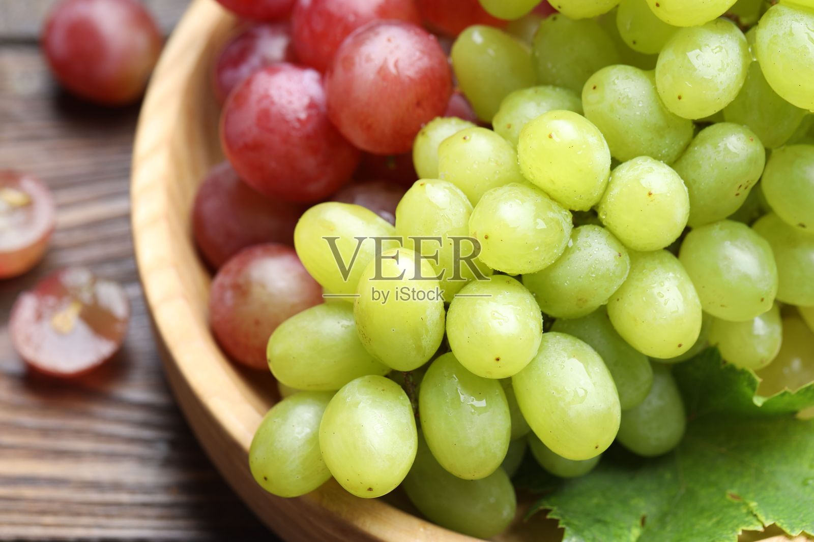 新鲜成熟的葡萄放在木桌上，特写镜头照片摄影图片