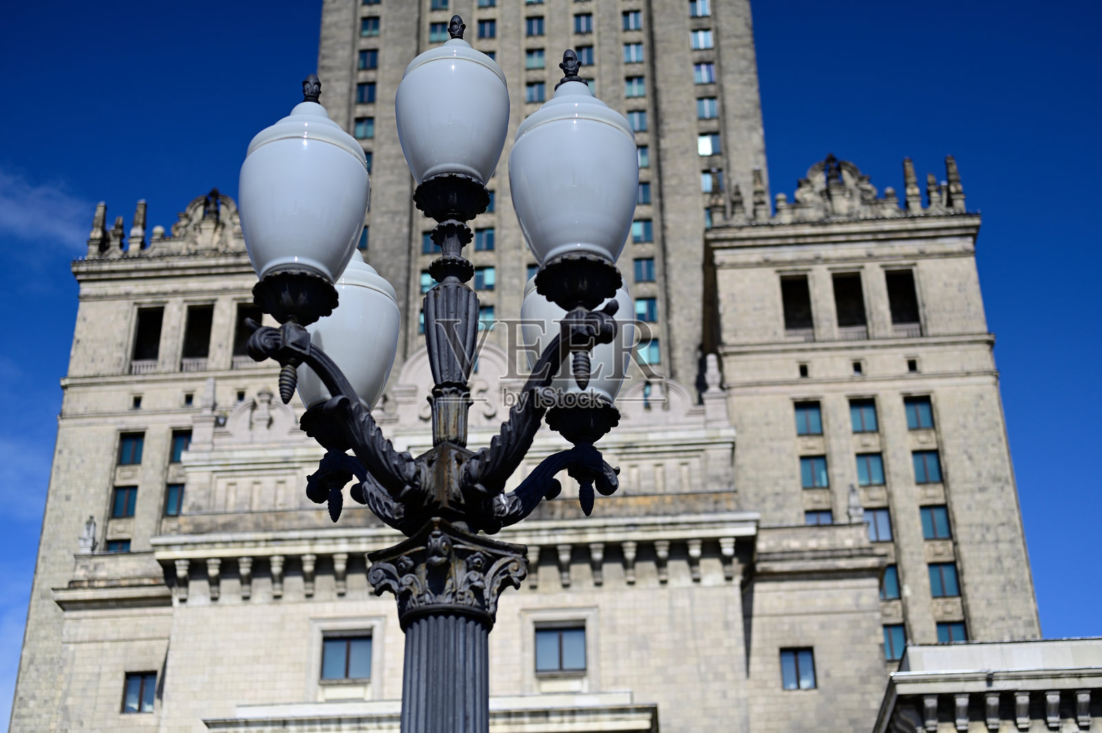 华沙街道上的五盏路灯和一座建筑照片摄影图片