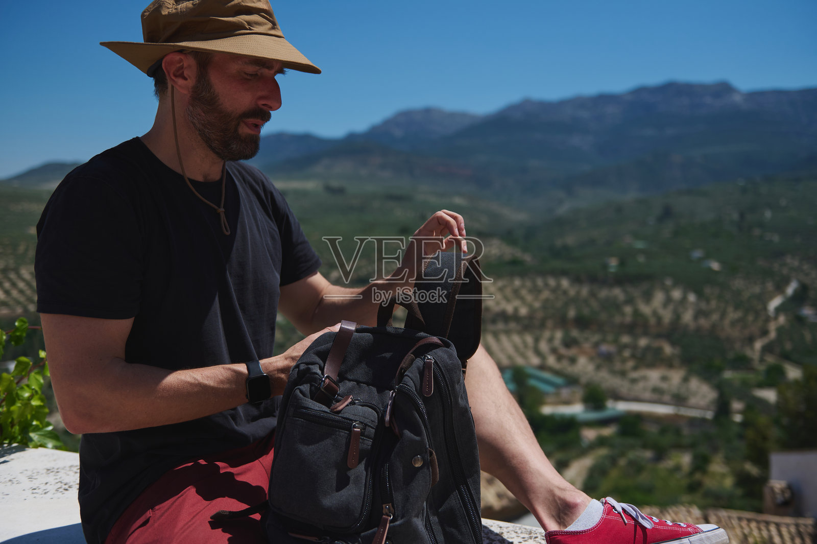 背包客在风景如画的山地景观中探险照片摄影图片
