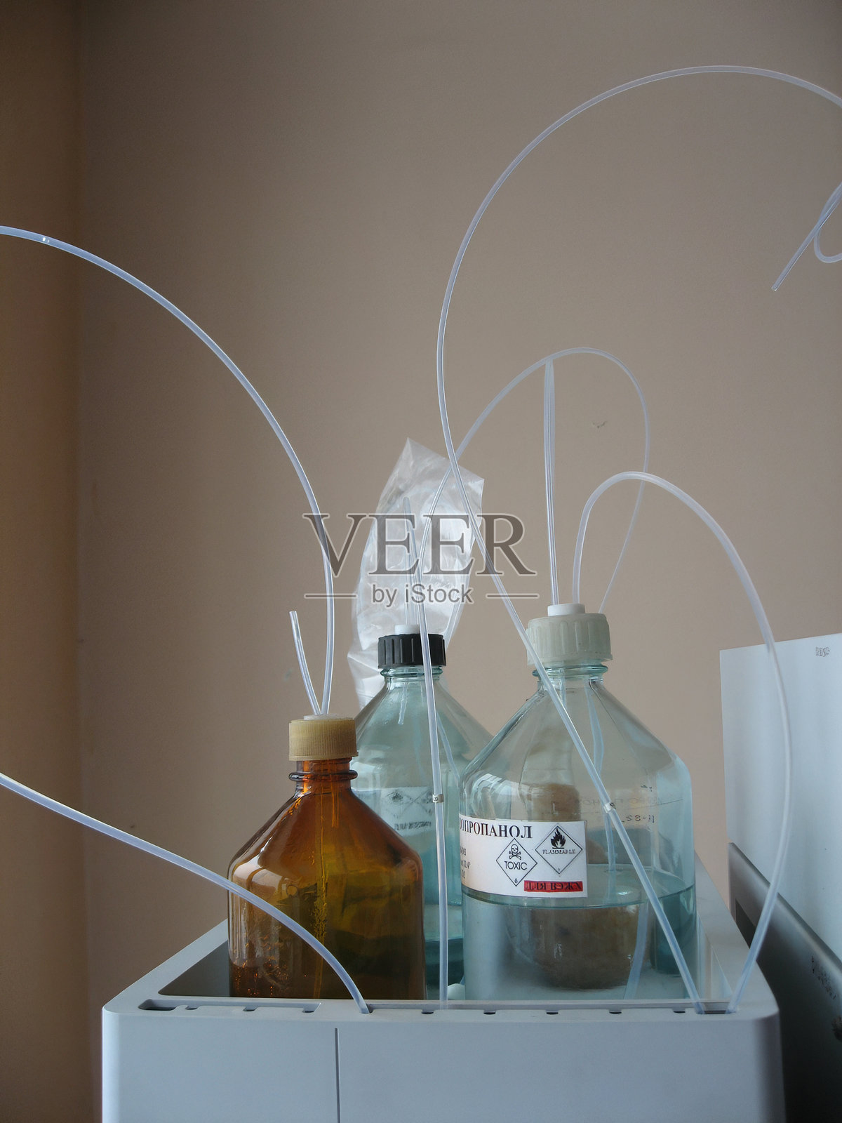带有管子的试剂瓶照片摄影图片