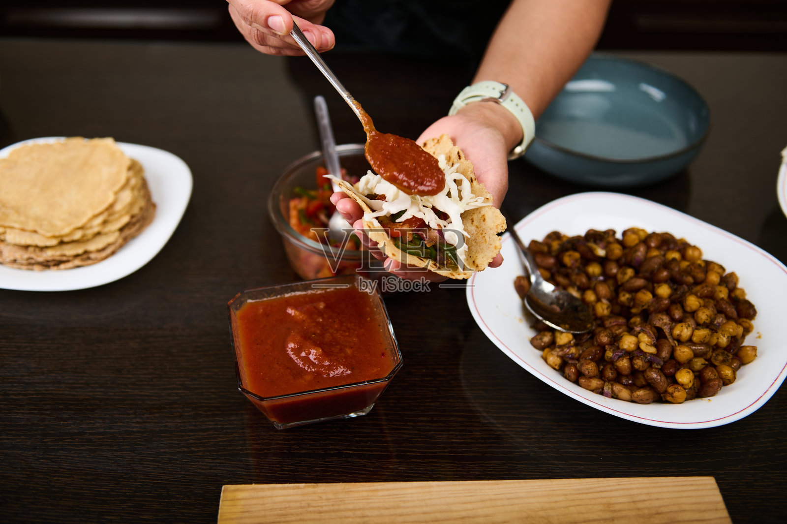 准备素食玉米饼，配烤豆和新鲜莎莎酱照片摄影图片
