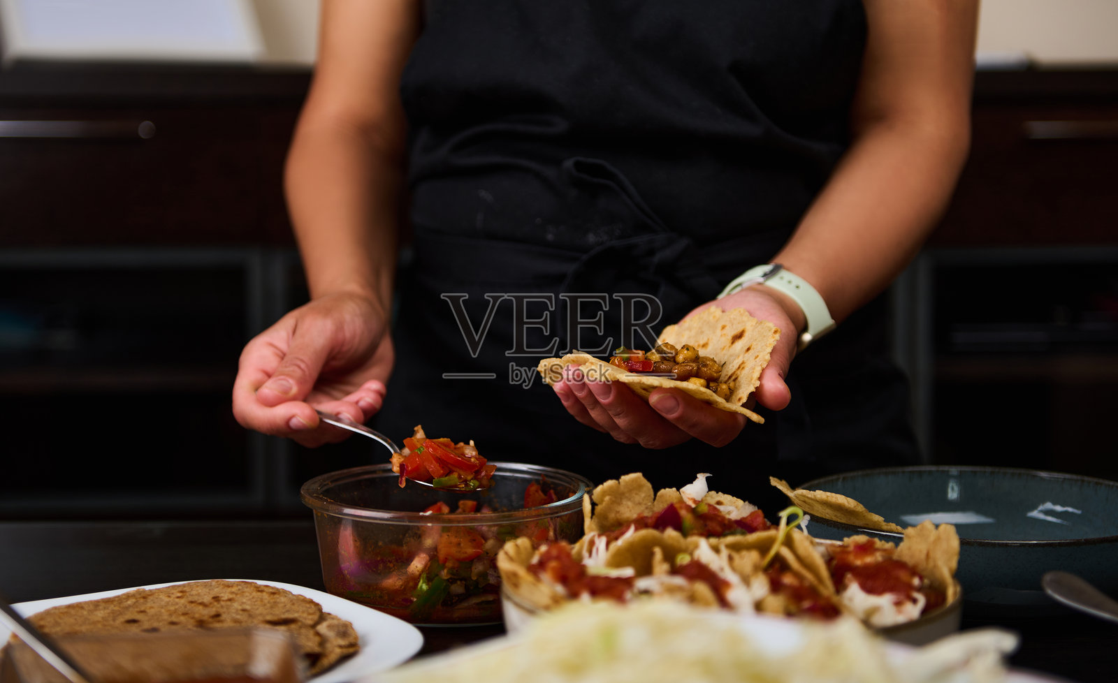 准备素食玉米饼的特写，配有新鲜莎莎酱和玉米饼照片摄影图片