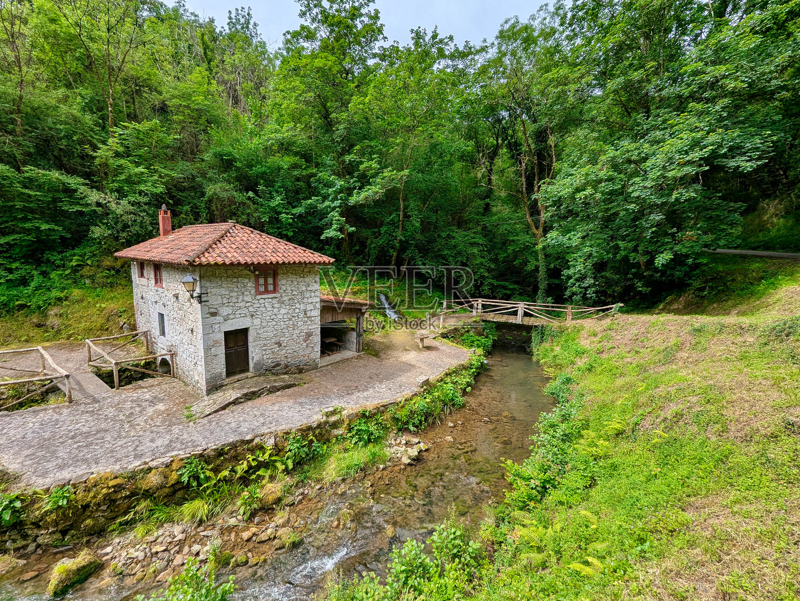 位于西班牙阿斯图里亚斯省格拉多市的塞阿萨村附近的古老水磨坊，名为Molín de la Peña。照片摄影图片