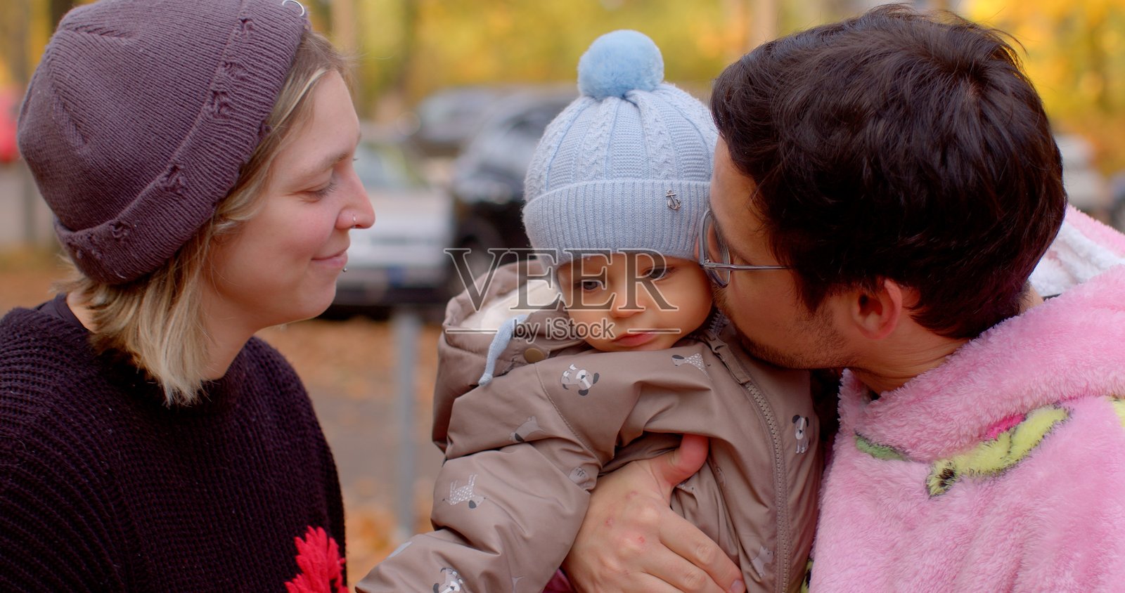 在美丽的秋季公园中与孩子享受家庭亲密时光照片摄影图片
