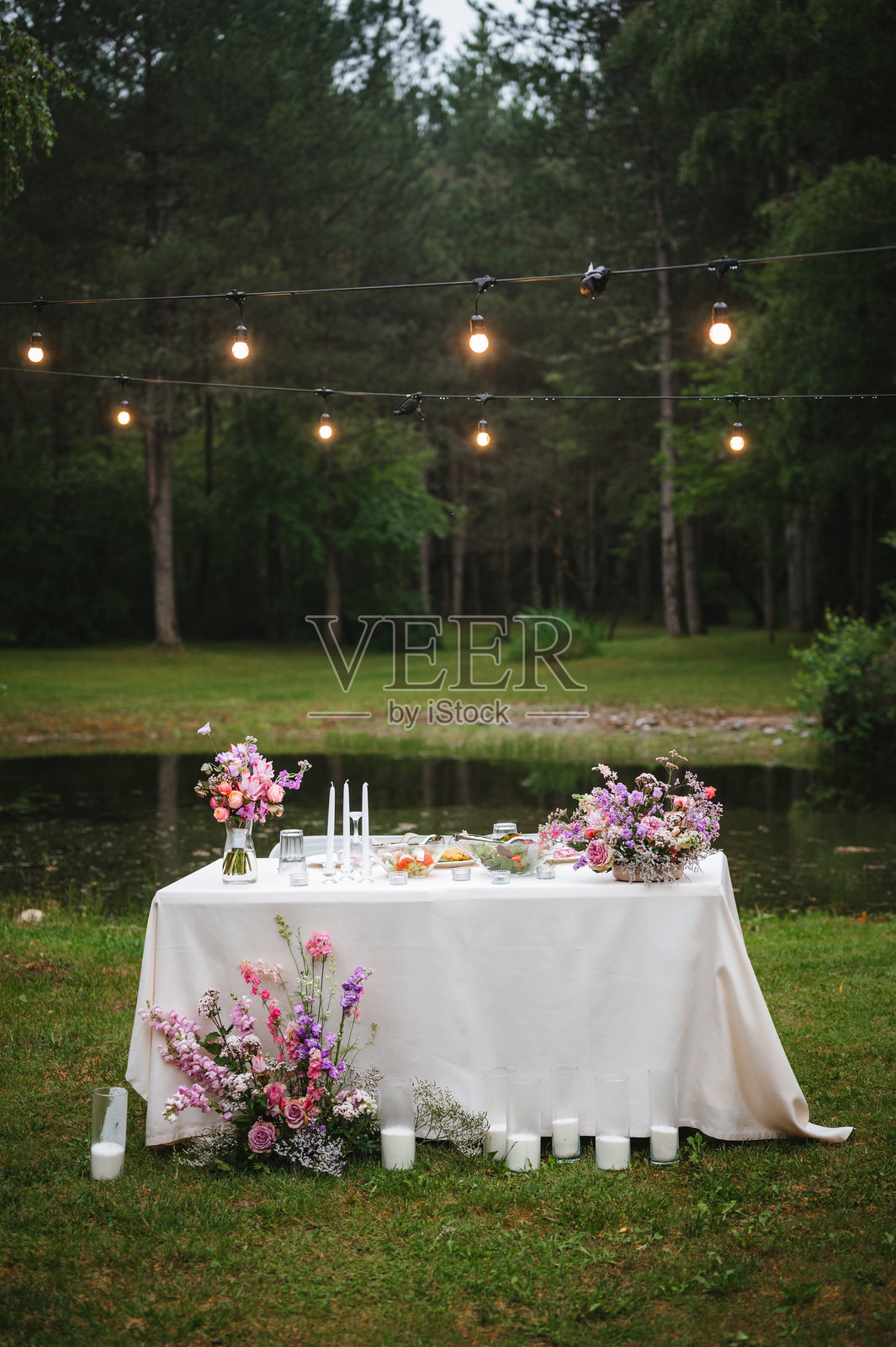 婚礼桌上装饰着新鲜花卉。森林/私奔婚礼照片摄影图片