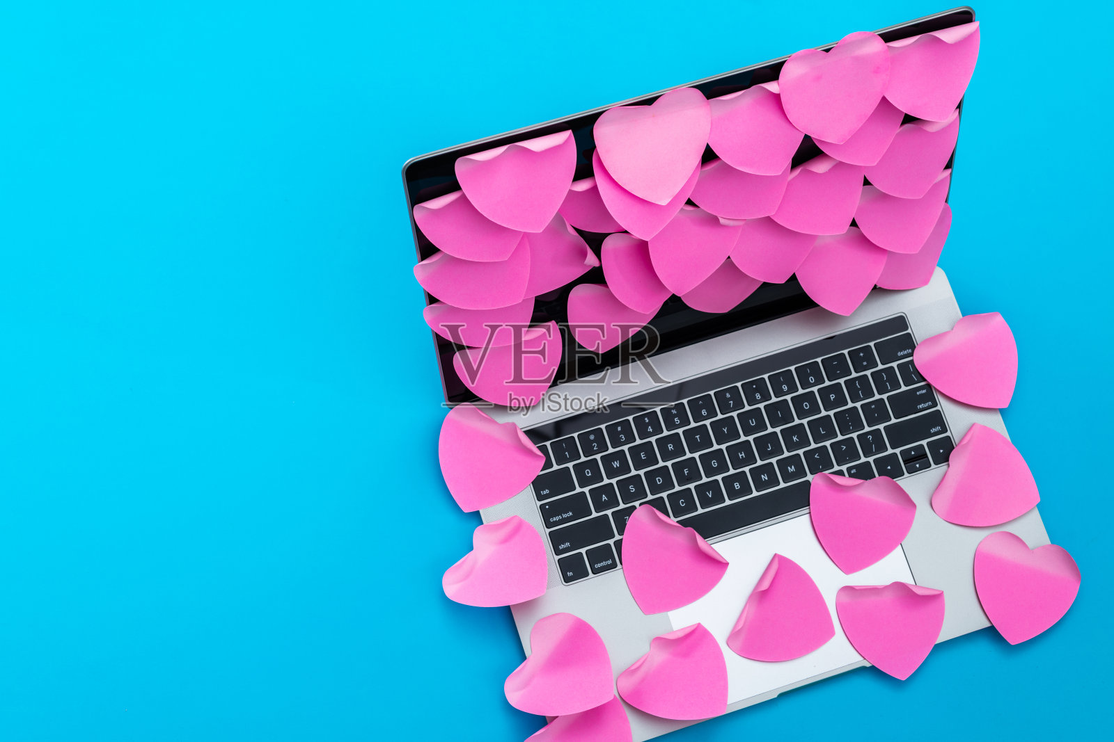粉色心形贴纸贴在笔记本电脑屏幕上照片摄影图片