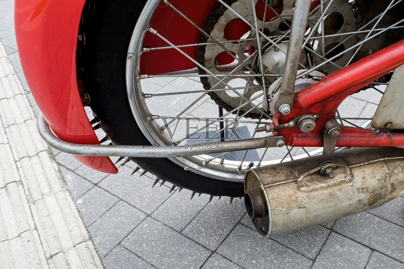 冰上赛车。冬季摩托车带钉轮胎。铁钉。选择性对焦。照片摄影图片