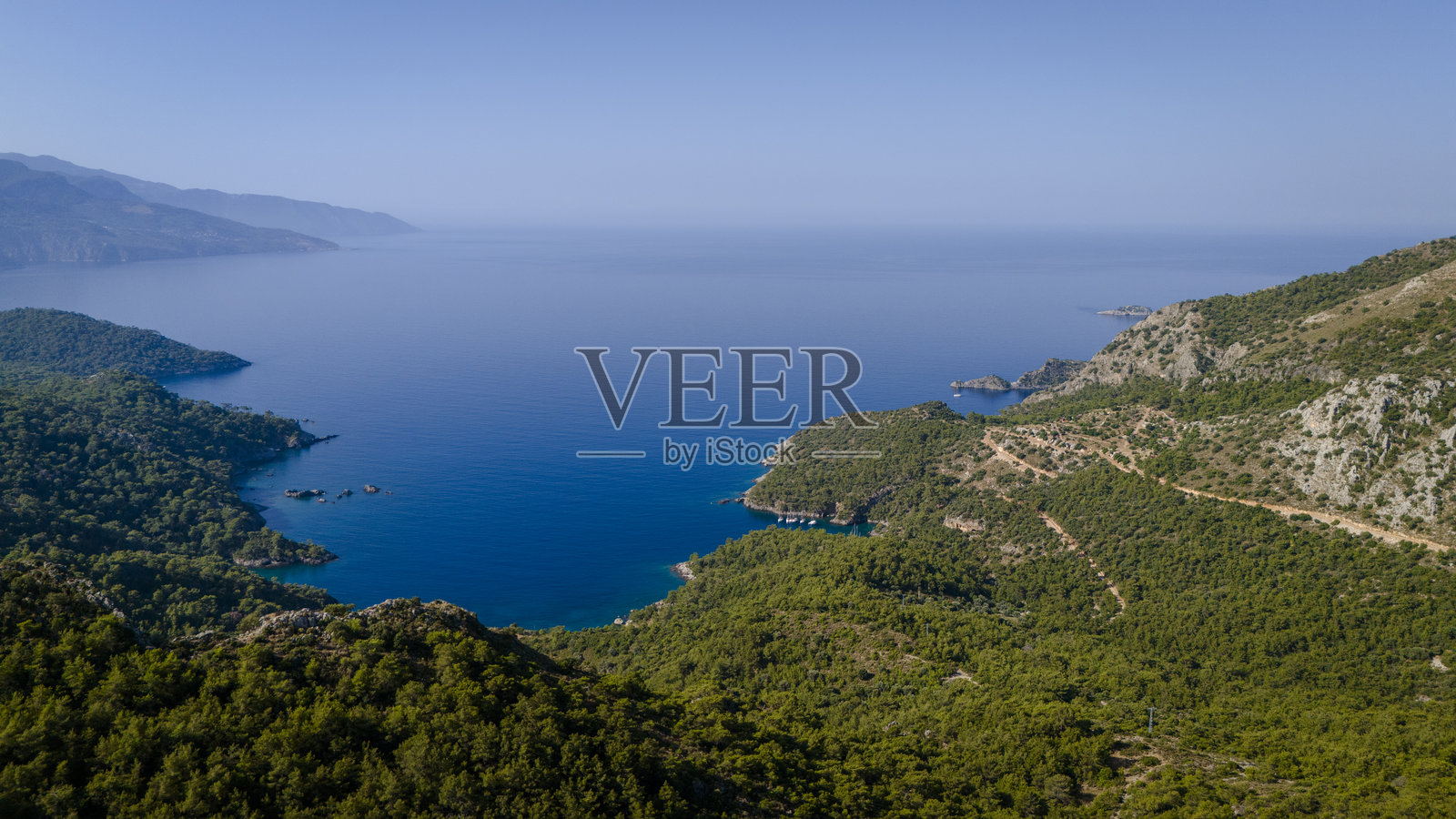 航拍无人机镜头捕捉到壮观的海洋和山脉景色照片摄影图片