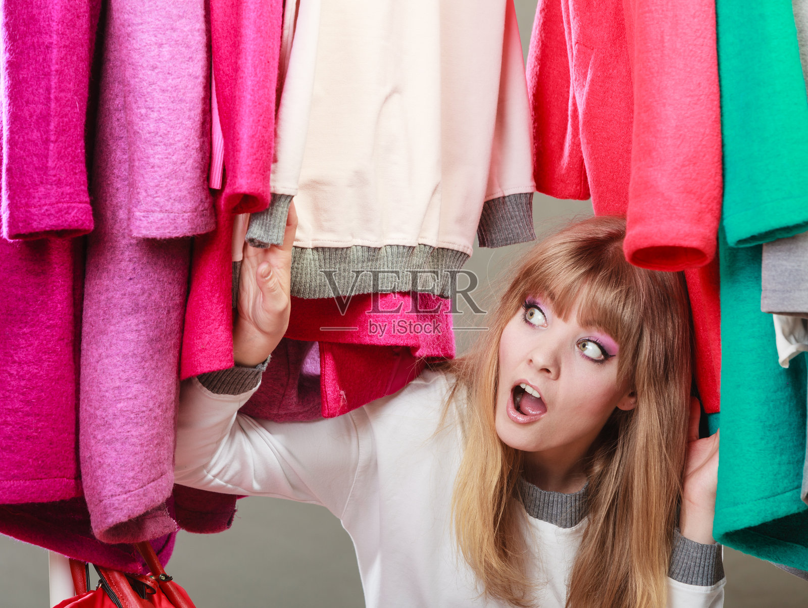 穿着衣物的美丽女性。照片摄影图片