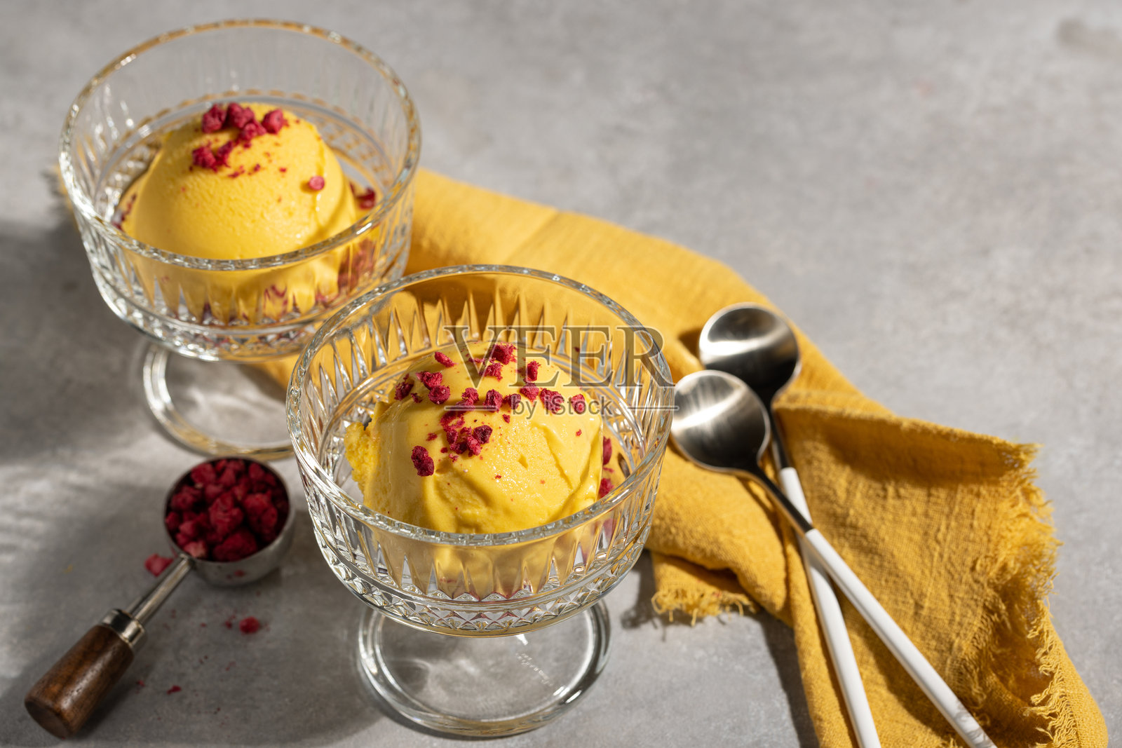 芒果和百香果冰淇淋球照片摄影图片