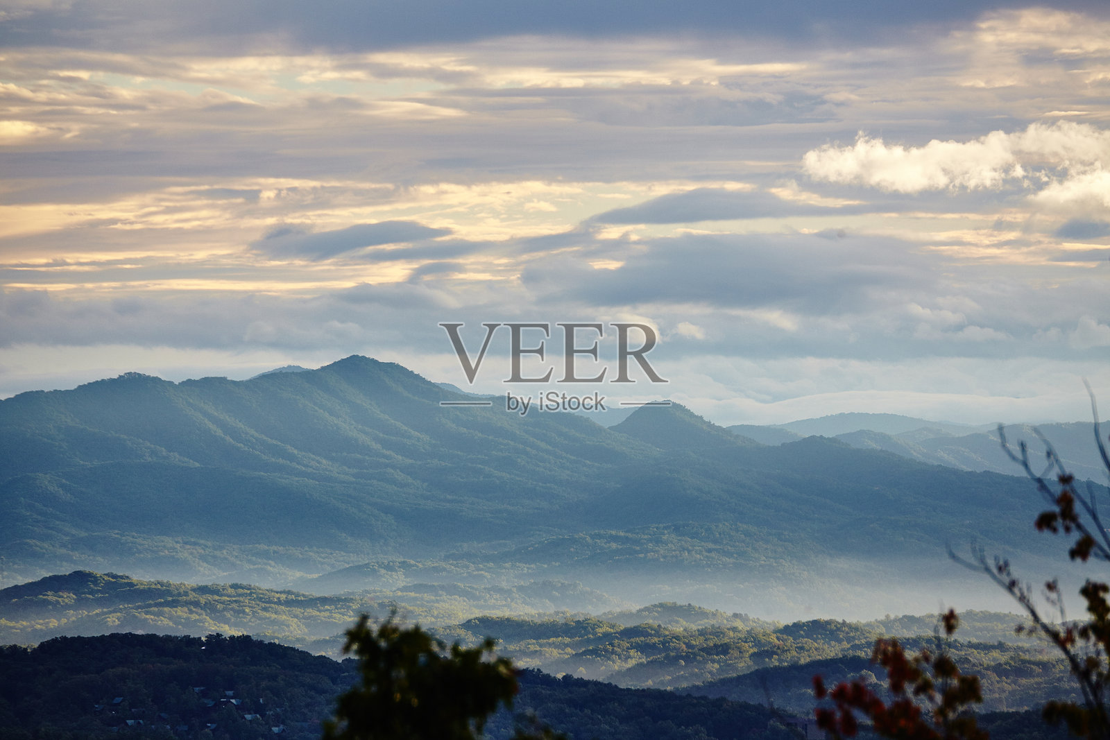 宁静的烟雾山脉日出与雾气弥漫的山谷 - 高处视角照片摄影图片