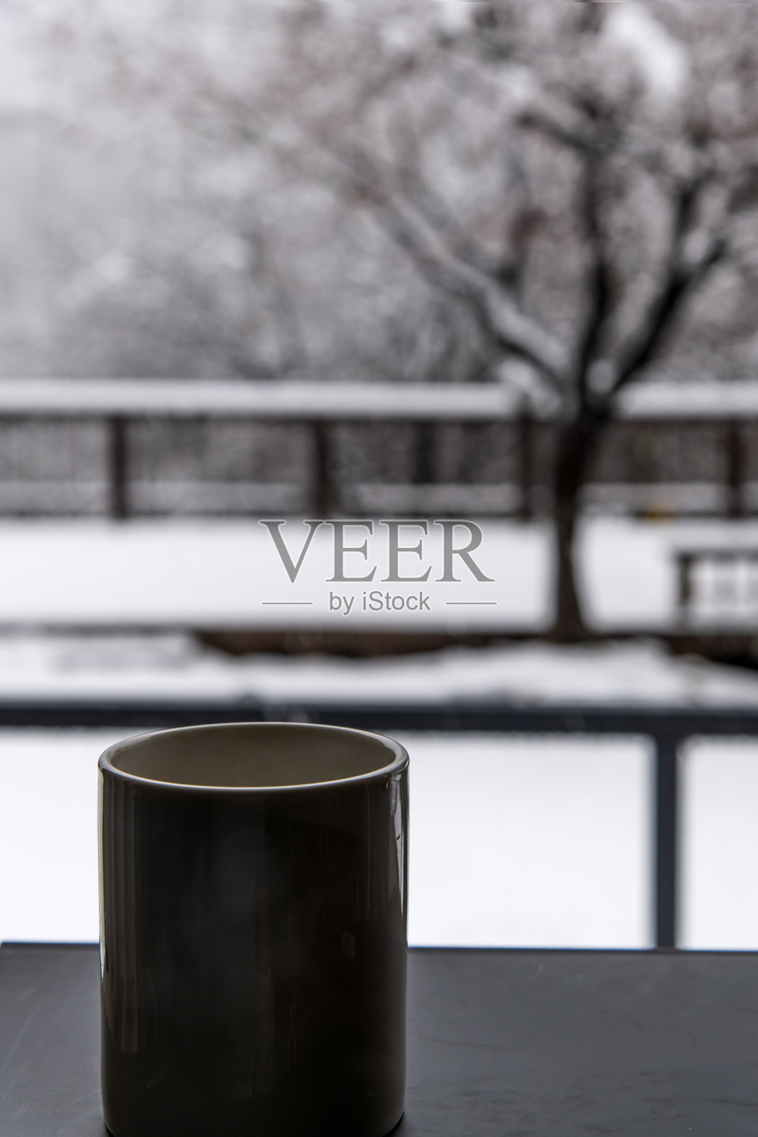 咖啡杯和被雪覆盖的前院在雪天照片摄影图片