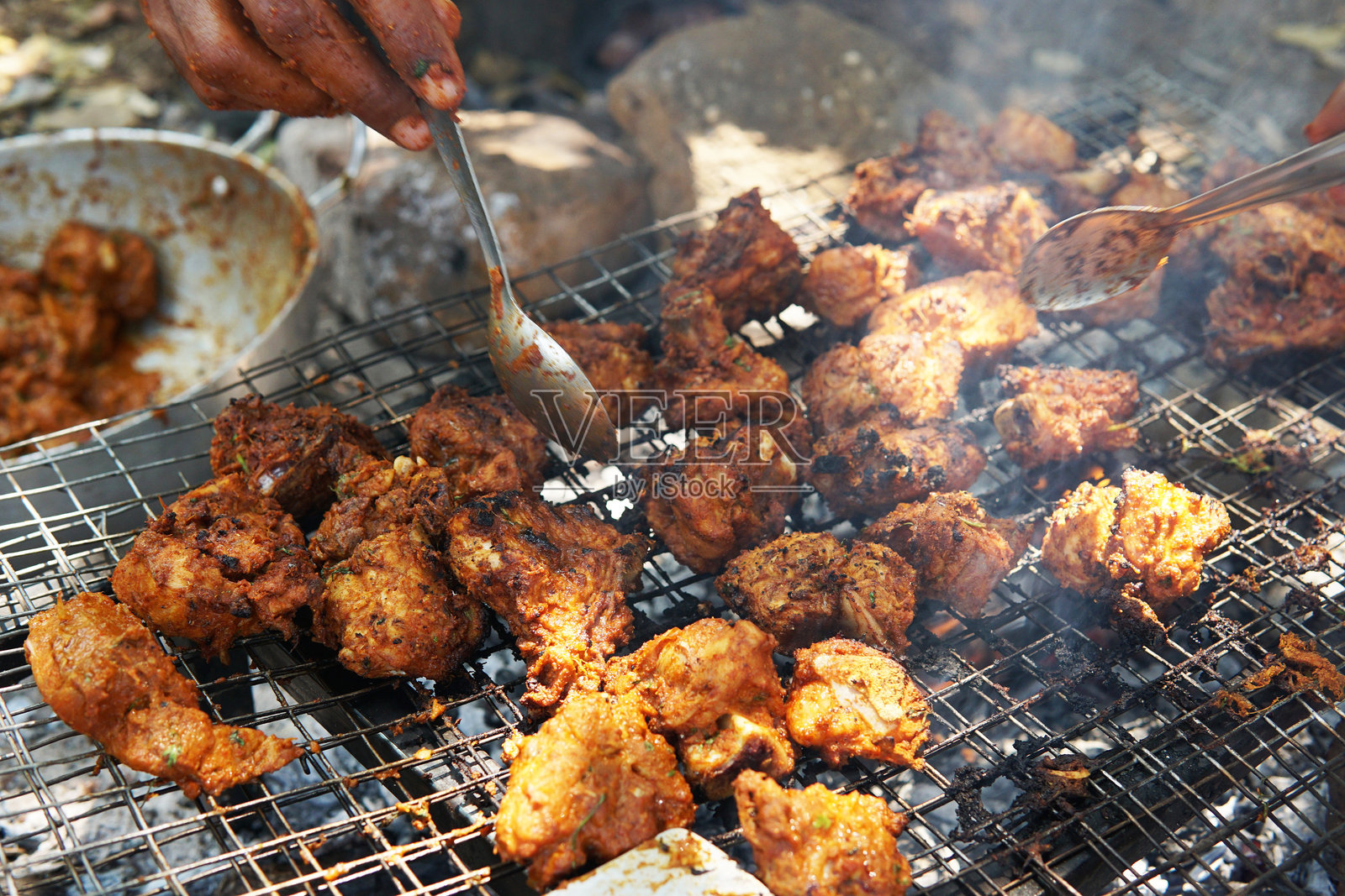 在露营地烧烤鸡肉照片摄影图片