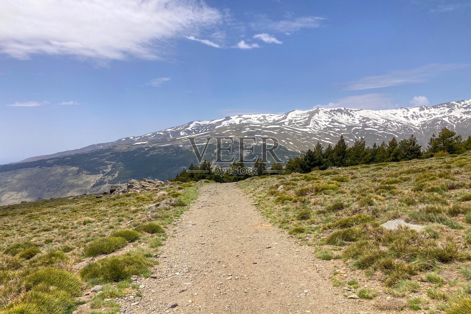春季通往穆尔哈森峰的小径照片摄影图片