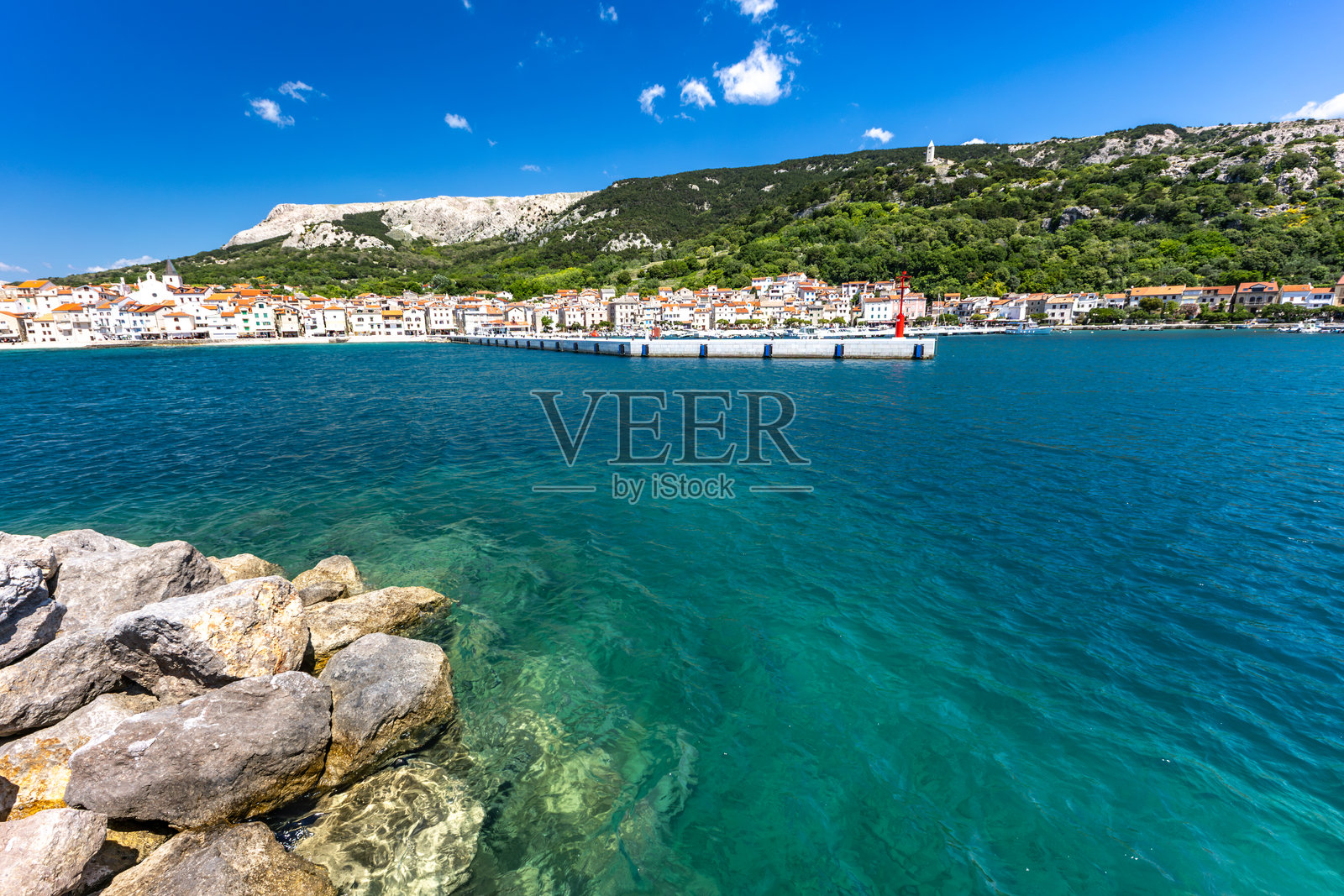 克罗地亚KRK岛巴斯卡的亚得里亚海湛蓝的水域照片摄影图片