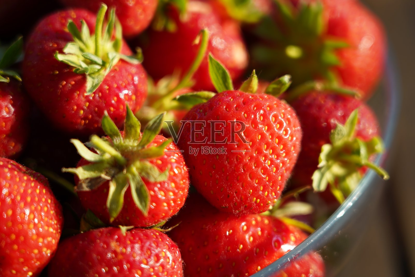 全屏草莓。近距离拍摄的草莓。红色成熟的草莓特写。草莓的微距摄影。草莓图案。照片摄影图片