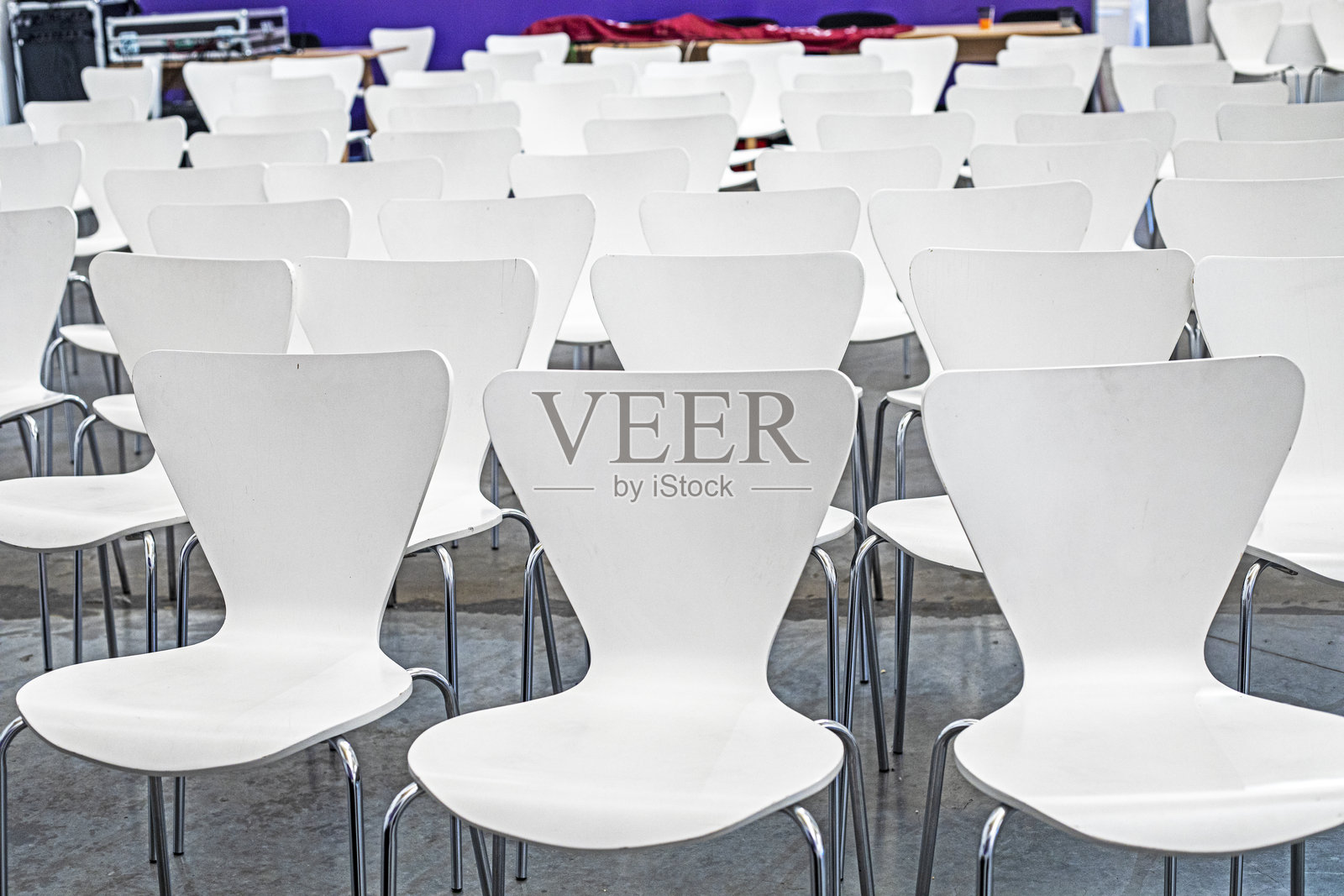 会议厅内空白的白色椅子，等待公共表演。教育与发展照片摄影图片