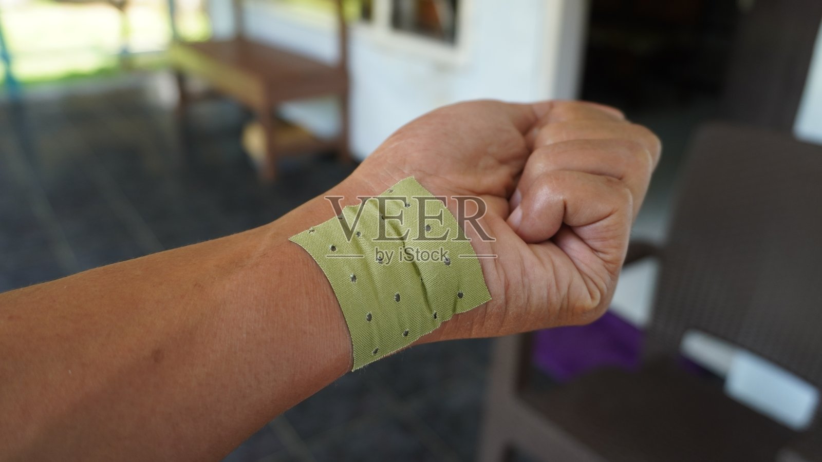 手腕上的透皮贴片照片摄影图片