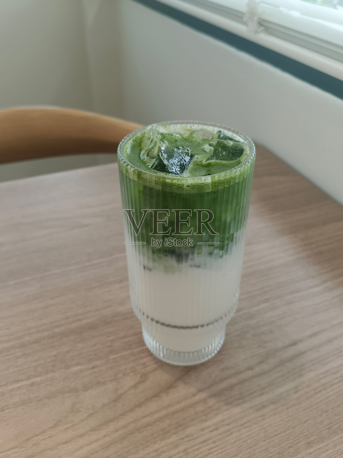 清晰玻璃杯中的抹茶绿茶俯视图，桌面背景，饮品，健康，新鲜，清凉，留白空间照片摄影图片