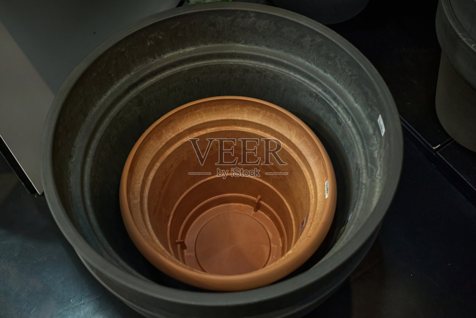 深灰色塑料花盆内的陶土花盆照片摄影图片